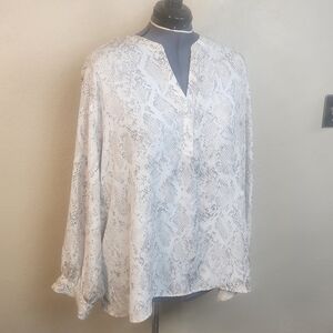 Ava & Viv White and Gray Muted Snake Print LS Blouse 4X (6314)